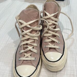 High top Converse. men’s 6. Women’s 8. Eur 39